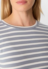 Dehnbare Ripp-Top mit Rundhalsausschnitt, das abwechselnd hellgraue und weiße Streifen aufweist, eine glatte Textur und eine subtile Ausstrahlung hat.