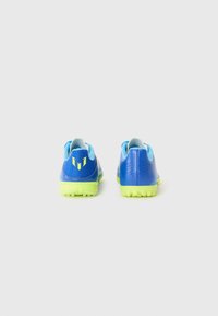 Las botas de fútbol azules y verdes cuentan con una parte superior de malla, lados texturizados y una suela de goma con clavijas de tracción. Logo notable en el talón.