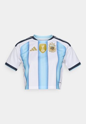 Maglietta corta a maniche corte di colore bianco con righe verticali azzurro chiaro, con emblemi dorati FIFA e AFA e dettagli in blu navy.