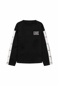Maglietta nera a maniche lunghe con strisce bianche buttonate lungo le maniche e testo "LUXE" sul lato sinistro del petto.
