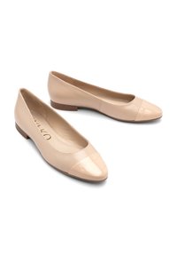Beige balettcipők fényes lakkbőr orral, puha bőr felsőrésszel és alacsony, kerek sarkú dizájnban, a kényelem érdekében.