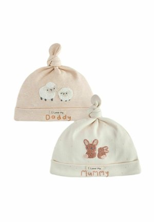 Twee geknoopte babyhoedjes, één beige met twee schapen en "I Love my Daddy,", de andere crème met een konijntje en "I Love my Mummy" tekst.