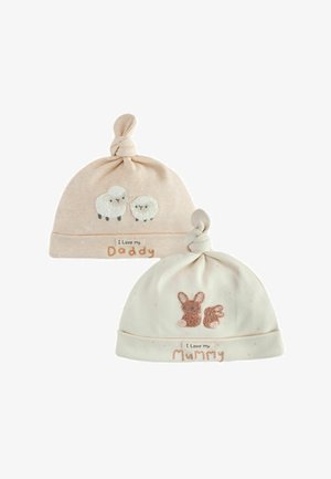Twee geknoopte babyhoedjes, één beige met twee schapen en "I Love my Daddy,", de andere crème met een konijntje en "I Love my Mummy" tekst.
