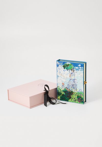 Carte hardcover cu o pictură impresionistă colorată reprezentând o femeie care ține o umbrelă verde și un copil pe copertă, lângă o cutie roz închisă cu o panglică neagră.