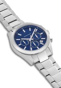 Montre en acier inoxydable argenté avec un cadran bleu, des marquages argentés, trois sous-cadrans et un affichage de la date. Elle est dotée d'un bracelet à maillons.