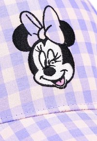 Lila- und rosa kariertes Cap mit einem gestickten Kopf von Minnie Mouse, der eine Schleife trägt, wobei ihre Gesichtszüge und verspielte Ausdruck hervorgehoben werden.
