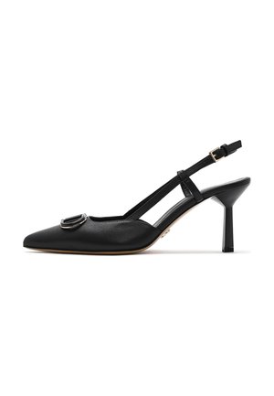 Schwarzer Slingback-Highheel aus Leder mit spitz zulaufender Kappe und dekorativer Schnalle auf der Vorderseite, goldfarbene seitliche Schnallenschnalle.