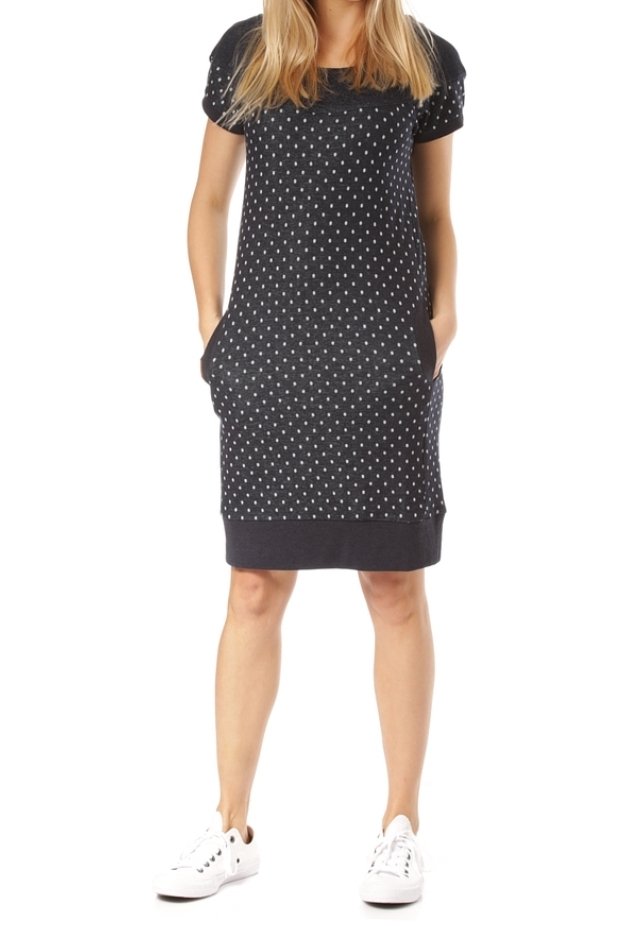 Ciemnoniebieska sukienka w białe kropki, z krótkimi rękawami, kieszeniami i prążkowanym dołem. Noszona z białymi trampkami dla uzyskania casualowego wyglądu.