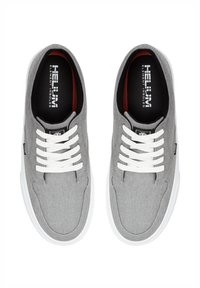 Šedé plátěné tenisky s bílými tkaničkami a gumovou podrážkou. Obsahují černou stélku s logem značky "Helium" a minimálními švy.