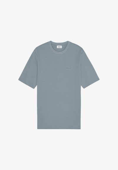 Jasnoniebieski bawełniany t-shirt z krótkim rękawem, okrągłym dekoltem i subtelnym haftem "NN.07" na lewej piersi.