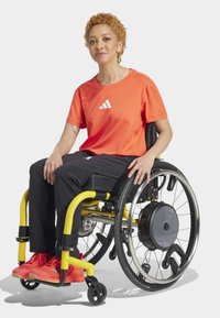 adidas Performance ADAPTIVE WORKOUT - Spordi T-särk - bright red white