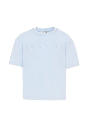 Svetlo modra kratka majica s vtisnjenim logotipom "LANVIN" čez prsa in okroglim izrezom na belem ozadju.