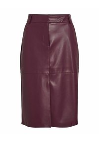 Sukňa z bordovej kože s vysokým pásom a dĺžkou po kolená, s pútkami na opasok a hladkým, mierne lesklým povrchom.