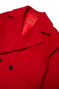 Cappotto di lana rosso con design doppiopetto, ampie rever, due bottoni neri e una fodera arancione brillante. Presenta tasche laterali.