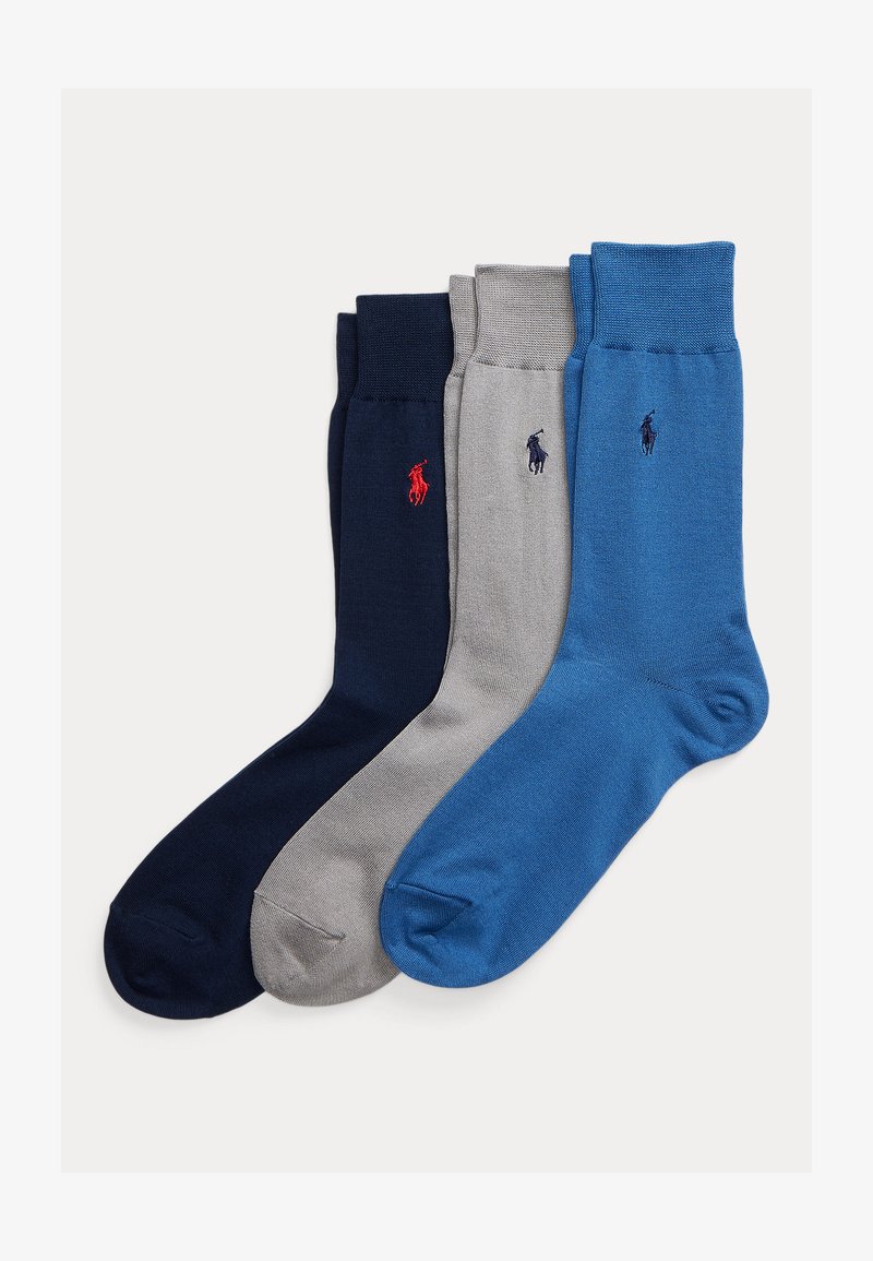 Drei Paar Knöchelsocken in Marineblau, Hellgrau und Blau, jeweils mit einem kleinen, gestickten Polo-Spieler-Logo nahe dem Bündchen.