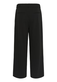 Pantalons large noirs avec une texture lisse, dotés d'une taille haute, de deux poches arrière et de coutures propres.