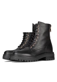 Botas negras con cordones, fabricadas en cuero texturizado, con ojales en oro rosa, suela de goma resistente y cremallera lateral para facilitar su uso.