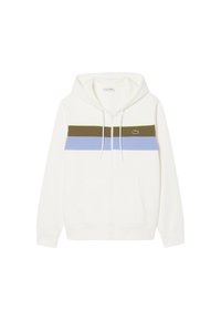 Sudadera con capucha blanca con cremallera y bolsillo tipo canguro, con rayas horizontales en verde oliva y azul claro en el pecho. Mangas recortadas.