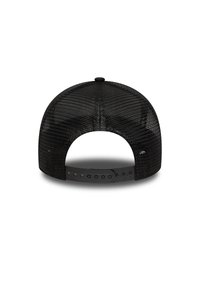 Juodas tinklinis kepurė su lenktu snapeliu, reguliuojamu snapback uždarymu ir tekstūriniu paviršiu, kuriame subtiliai matomi geometriniai raštai.