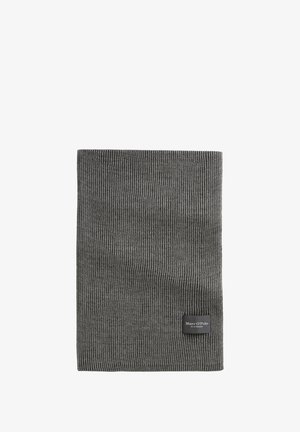 Scarf grigia a maglia a coste con un'etichetta quadrata con il testo "Marc O'Polo" nell'angolo in basso. Texture morbida, forma rettangolare.