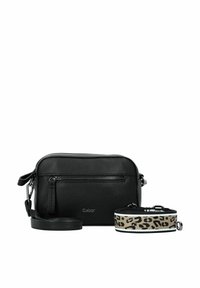 Bolso cruzado de cuero negro con acabado texturizado, bolsillo con cremallera, correa ajustable y correa desmontable con estampado de leopardo en beige.