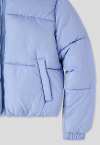 Jasnoniebieska kurtka puchowa z zapięciem na zamek, boczną kieszenią i elastycznymi mankietami. Gładka tekstura z pikowanymi segmentami dla lepszej izolacji.