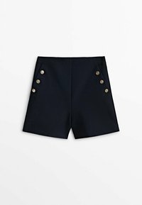 Shorts noirs taille haute avec trois boutons décoratifs en or de chaque côté, devant plat et coupe ajustée.