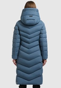 Garšs, chevron-veida kūku mētelis maigi zilo krāsā ar kapuci. Iekļauj gludu tekstūru, ar rāvējslēdzēju priekšā un piegulošām aprocēm.