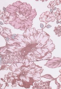 Blommönster på tyg med stora rosa och mauve blommor på en ljusrosa bakgrund, med detaljerat linjarbete och gröna blad.