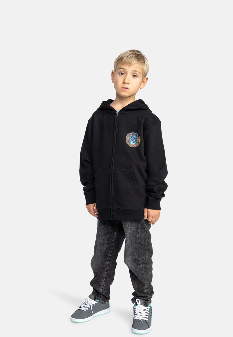 Černá mikina na zip s vícebarevným logem, spárovaná s tmavě šedými džíny a šedými teniskami s bílými tkaničkami; neformální, uvolněný střih.