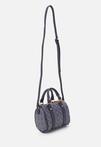 Borsa a tracolla blu con motivo, dalla forma strutturata, dotata di manici doppi e una lunga tracolla regolabile. Presenta dettagli in metallo dorato e una finitura testurizzata.
