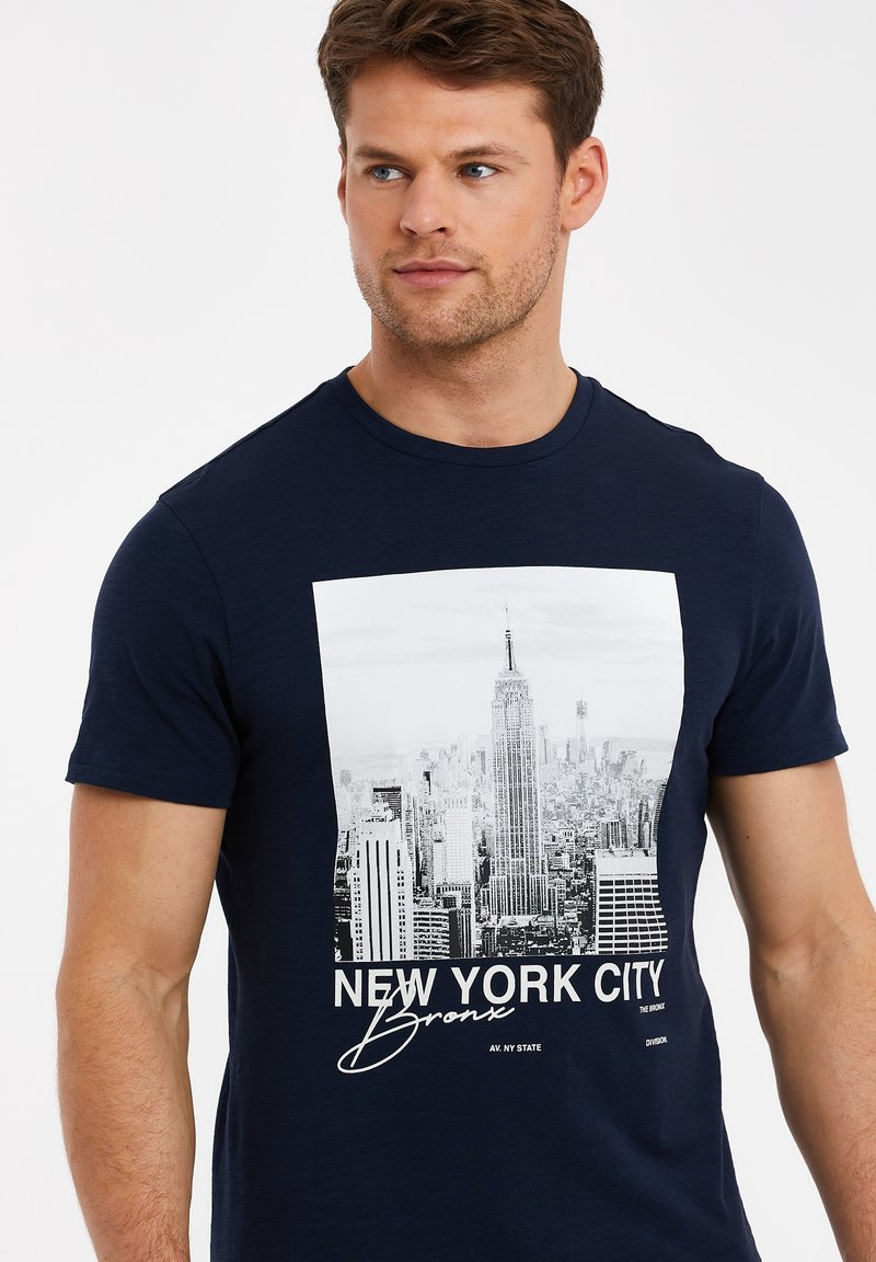 Herren T-Shirts basic | Threadbare THBTYNE T-Shirt print navy slub/dunkelblau - BH97063 Herren T-Shirts basic | Threadbare THBTYNE T-Shirt print navy slub/dunkelblau - BH97063