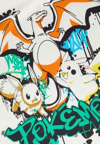 Witte graphic t-shirt met gestileerde cartoonfiguren: Charizard, Pikachu en Eevee, met levendige oranje, zwarte en groene accenten.