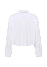 Przycięta biała koszula na guzik z bawełny, z długimi rękawami, klasycznym kołnierzykiem oraz karkiem z centralną plisą.