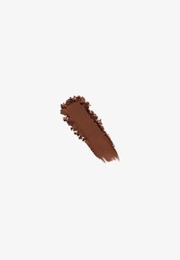 Poudre de maquillage brune avec une texture lisse, appliquée en un coup courbé, présentant un bord légèrement granuleux et une finition mate.