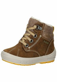 Botín de ante marrón con forro cálido, acentos en marrón claro, suela amarilla y ojales de metal gris. Presenta cordones beige y detalles de costura.