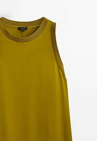 Robe sans manches en tissu vert olive à la texture lisse. Caractérisée par un col côtelé et des accents aux épaules. Design simple et droit.