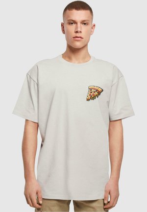 Lys grå oversized T-skjorte med korte ermer, med et pizzastykke grafikk på venstre bryst, laget av myk bomullsstoff.