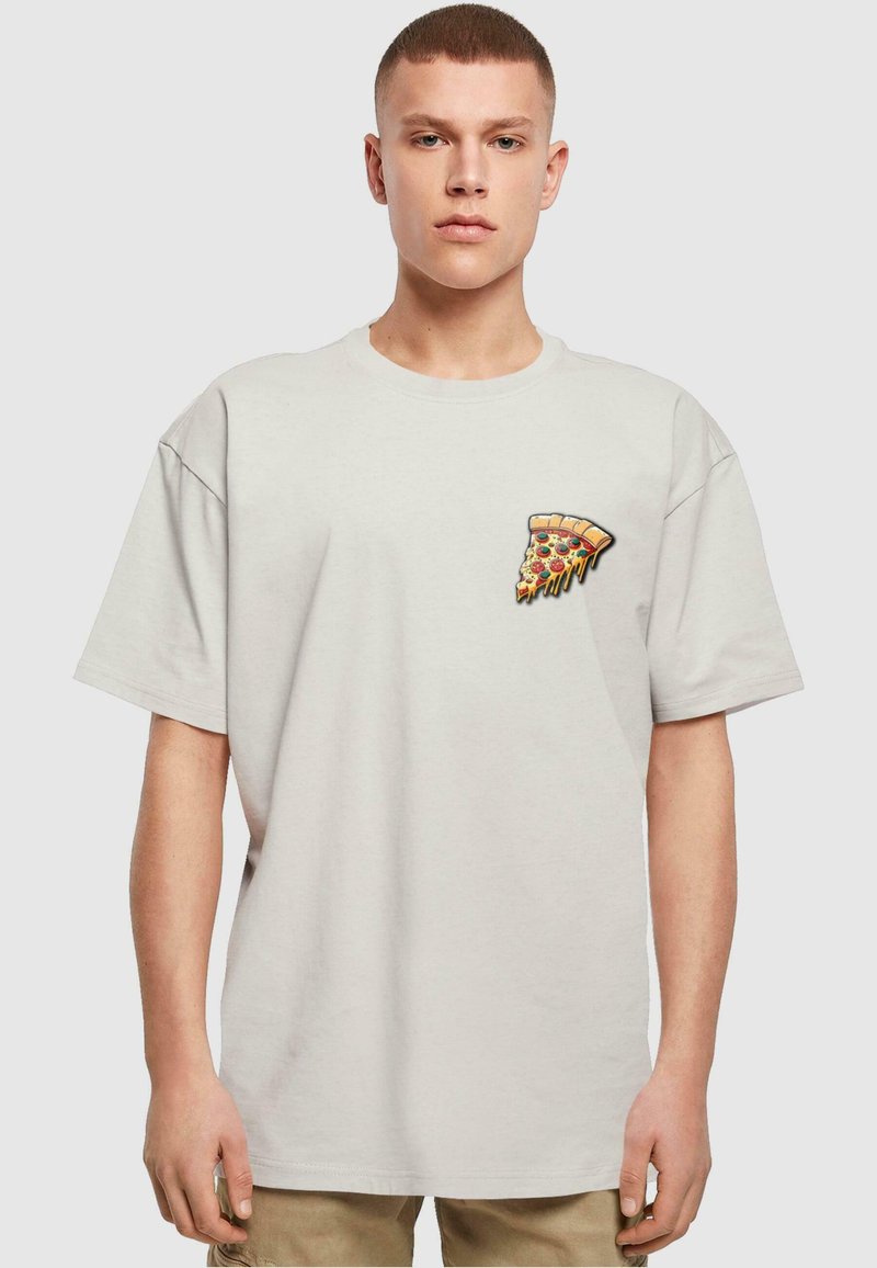 T-shirt surdimensionné gris clair à manches courtes, arborant un graphique de tranche de pizza sur la poitrine gauche, fabriqué en tissu de coton doux.