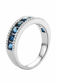 Sidabro žiedas su mėlynų brangakmenių juosta, apgaubta mažų baltų deimantų, sklandžiai poliruota paviršiumi ir su suapvalintais kraštais.