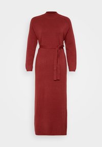 Κόκκινο πλεκτό φόρεμα με μακριά μανίκια, ψηλό λαιμό και ζώνη στη μέση. Έχει ευθεία γραμμή και ριμπ μανσέτες, φτιαγμένο από μαλακό ύφασμα.