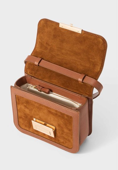 Borsa a tracolla in pelle marrone con parte anteriore in suede, forma rettangolare strutturata, accessori in oro, scomparto con zip e tracolla staccabile.