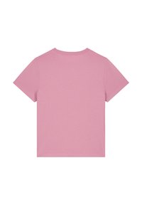 T-shirt rose clair à manches courtes avec un col rond. Tissu en coton doux, coupe classique et design simple. Aucun motif ou accent visible.