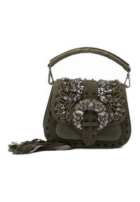 Bolso de ante verde oliva con intrincados embellishments de rhinestone, acentos de tachuelas, un mango trenzado y una hebilla decorativa. Detalle de flecos en la base.