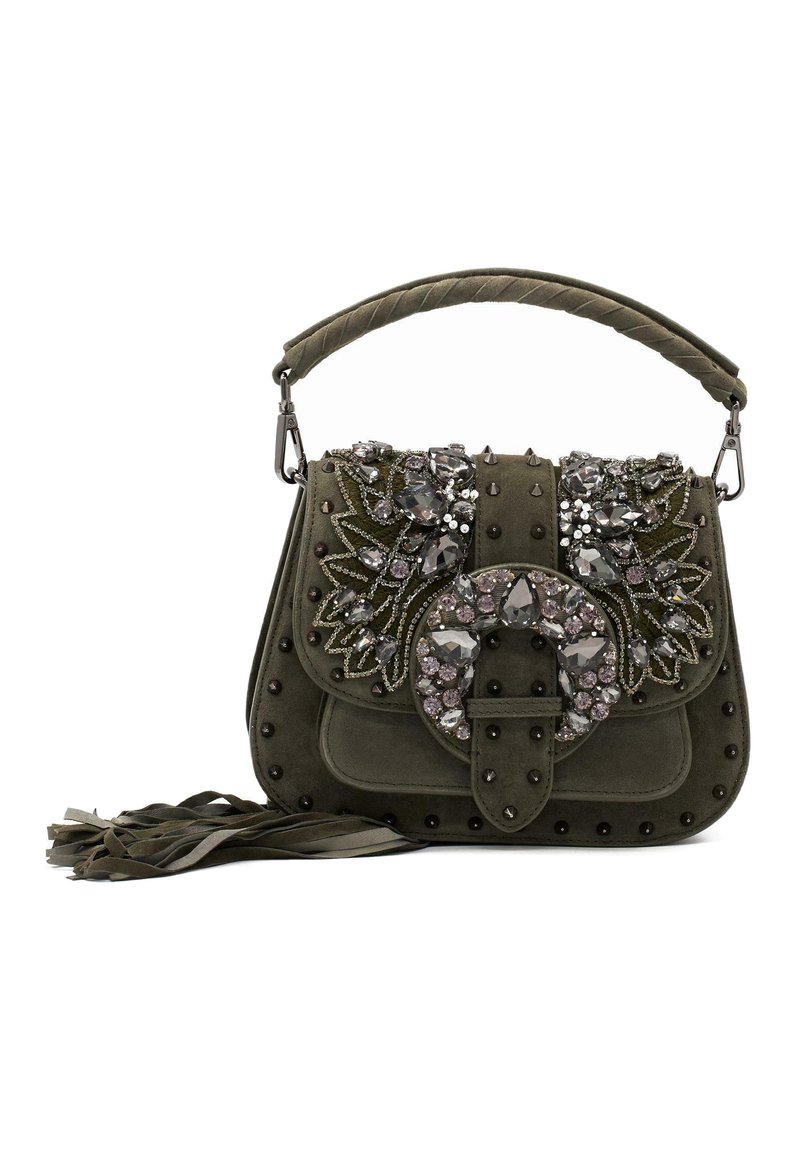 Bolso de ante verde oliva con intrincados embellishments de rhinestone, acentos de tachuelas, un mango trenzado y una hebilla decorativa. Detalle de flecos en la base.