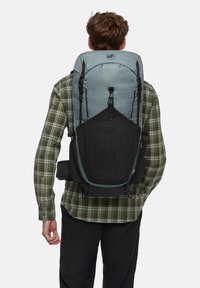 Blaugrauer Wanderrucksack mit schwarzem Mesh-Rückenpanel, verstellbaren Trägern, einem Kordelzugverschluss und einem geometrischen Muster auf dem Stoff.
