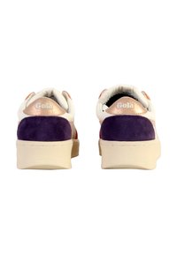 Baskets blanches avec des accents violets et or rose, présentant une finition lisse et texturée, une forme arrondie et un logo Gola sur les talons.