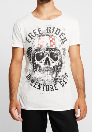 Biała koszulka z grafiką czaszki noszącej hełm w czerwone paski i wąsy, z napisem "Free Rider" oraz "La Central Bend".