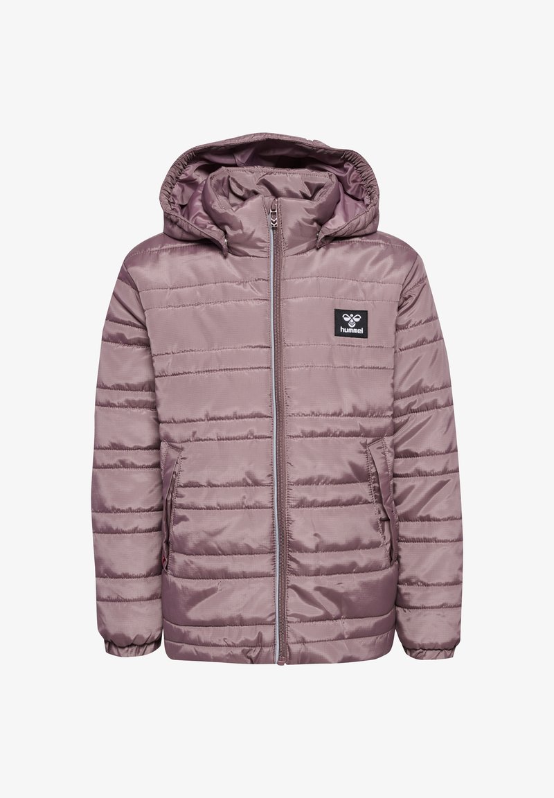 Polstret jakke i mauve med en aftagelig hætte, vandret quiltet design, front lynlås og sidelommer. Har logo patch.