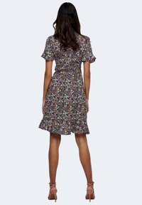 Blumenmusterkleid mit kurzen Rüschenärmeln, tailliertem Schnitt und ausgestellt geschnittenem Saum, mit schwarzem Hintergrund und mehrfarbigen Blumen sowie einem leichten Stoff.
